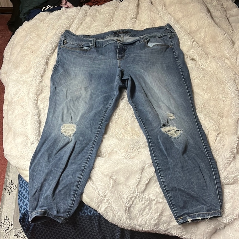 Torrid 26 short distressed jegging